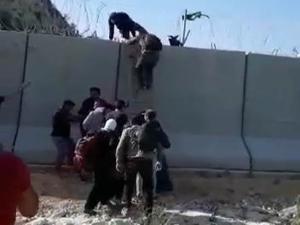 Suriyeliler güvenlik duvarını aşıp Türkiye'ye girdi