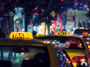 Taksiciler Uber çağırıp şoförü dövdü!