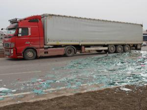 Tırdan düşen 8 ton cam karayoluna saçıldı