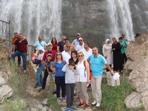 Tortum Şelalesi yerli turistle doldu taştı