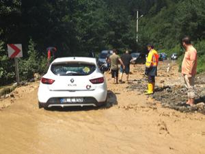 Trabzon'da sel ve heyalan! Araçlar mahsur kaldı