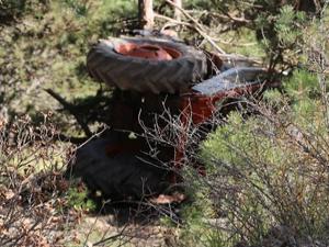 Traktör şarampole uçtu: 1 ölü 1 yaralı