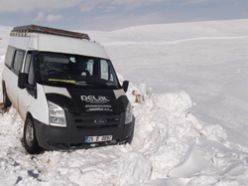 Tekman'da yolcu minibüsü kar'a saplandı