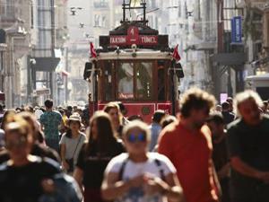 Türkiye'de halk en az din görevlisi ile siyasetçiye güveniyor