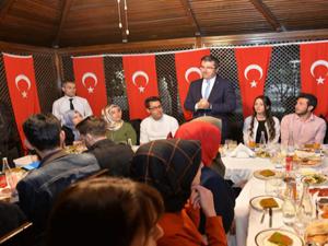 Vali Memiş, 19 öğrenciyi iftarda evinde ağırladı