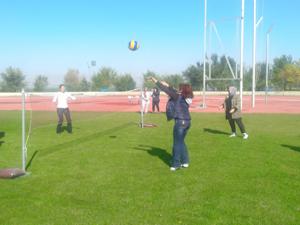 Voleybol oynayarak mesailerine başladılar