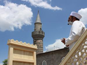 Yakutiye Kent Meydanı'nda Cuma namazı yoğunluğu