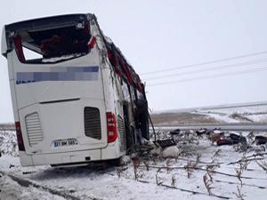 Yolcu otobüsü devrildi: 1 ölü, 17 yaralı