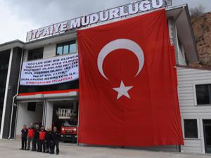 Zeytin Dalına destek için dev Türk bayrağı astılar