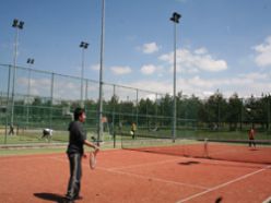 Erzurum teniste finale koşuyor
