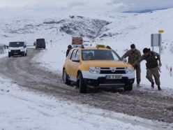 Kars'ta kar yağşı yolları kapattı