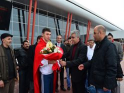 Osman Aydın davul zurna ile karşılandı