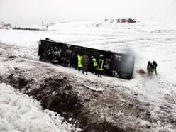 Yolcu otobüsü devrildi: 1 ölü 13 yaralı