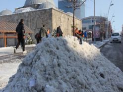 Erzurum'da kar durdu çalışmalar başladı