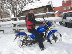 Kar üstünde motosiklet keyfi
