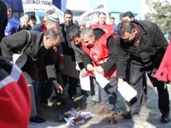 Erzurum'da maaş bordrolarını yaktılar