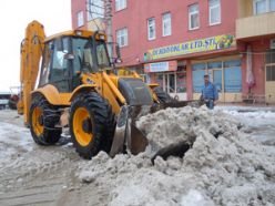 Karaçoban'da karla mücadele seferberliği