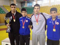 Erzurumlu Güreşçiler madalyaları topladı