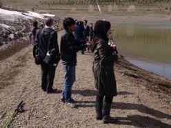 Öğrenciler balık tutarak ders gördü