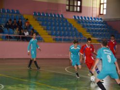 Gençler kendi haftaları için futsal oynuyor