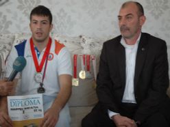 Erzurumlu güreşçi dünya ikincisi oldu