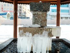 Erzurum'da çeşmeler buz tuttu