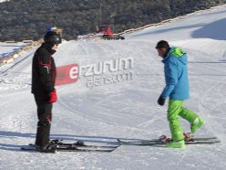 Vali Altıparmak Palandöken'de kayak öğreniyor