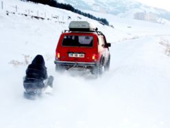 Kar üzerinde tekerlekli adrenalin keyfi