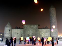 Avrupalı gençler Erzurum'da dilek balonu uçurdu