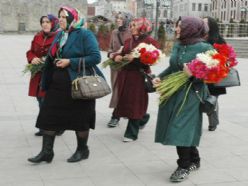 AKP Yakutiye kadın kolları, çiçek dağıttı