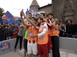 Erzurum'da sokak futbolu keyfi yaşandı