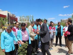 Türk Sağlık Sen'den karanfilli kutlama