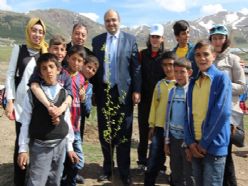 Başkan Orhan, öğrencilerle birlikte fidan dikti