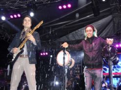 Yağmur altında Mustafa Ceceli konseri