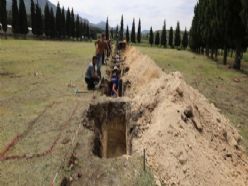 Soma'da kepçelerle mezar kazılıyor