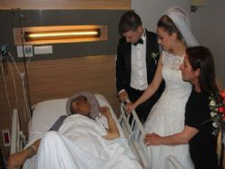 Hastane odasında nikah töreni