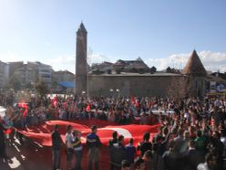 Flaş... Erzurum'da Ülkücülerden bayrak yürüyüşü...