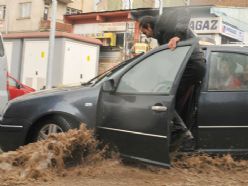 Erzurum'da sağanak yağış...