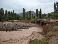 Sel suları köprü ve menfezlere zarar verdi