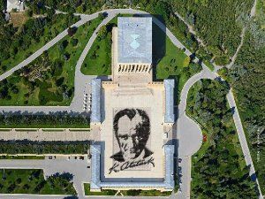 Anıtkabir'de dev Atatürk portresi