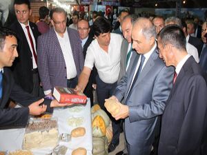 Bakan Ala, Tanıtım Günlerinde Pasinler Belediyesi'ne ait standı gezdi