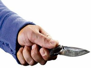 Erzurum'da telefon tartışması eşinin eline bıçak batırdı