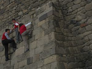 Erzurum kalesine tehlikeli tırmanış