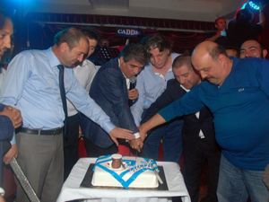 İbrahim Erkal'e ''kıtlama çaylı'' doğum günü pastası