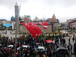 Erzurum'da Ülkü Ocakları şehitler için yürüdü