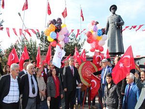 CHP'den Atatürk anıtına çelenk sunumu