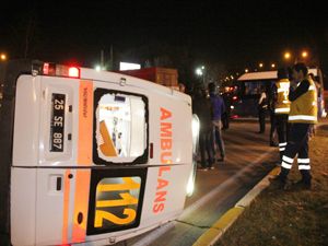 Ambulansla minibüs çarpıştı: 5 yaralı