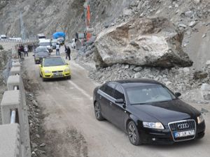 Artvin-Erzurum karayolunda heyelan