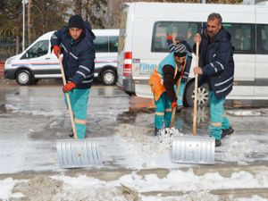 Belediye ekiplerinin karla mücadele seferberliği