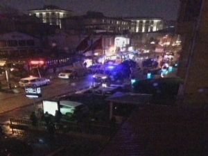 Sultanahmet Meydanı'nda polise bombalı saldırı